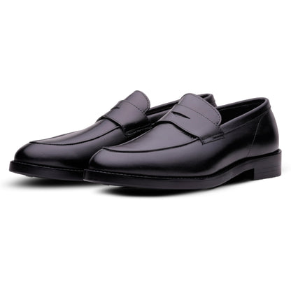 QUIVE London Bending leather penny loafers black on a white background