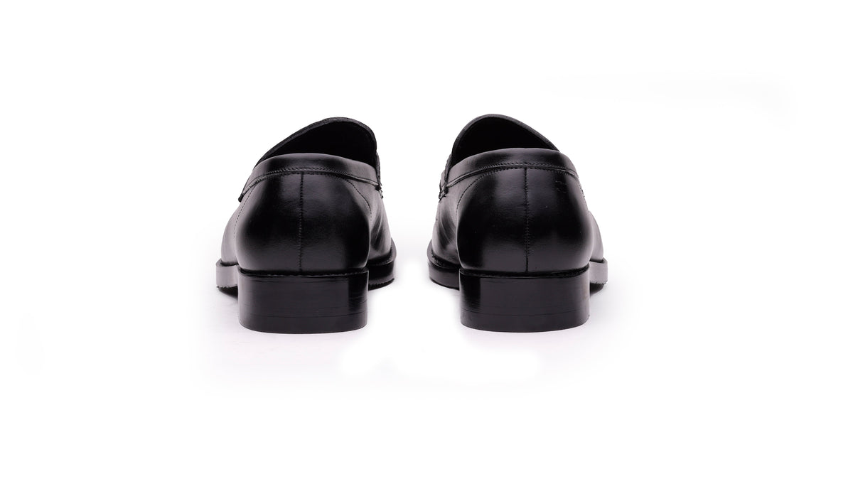 Black QUIVE London Bending leather penny loafers, heel view
