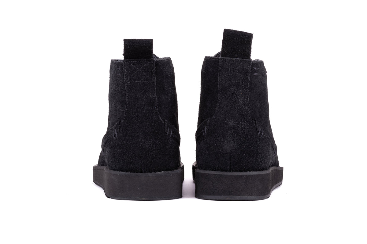 Black QUIVE London Chester suede chukka boots, heel view