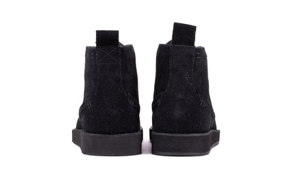 Black QUIVE London Chester suede chukka boots, heel view