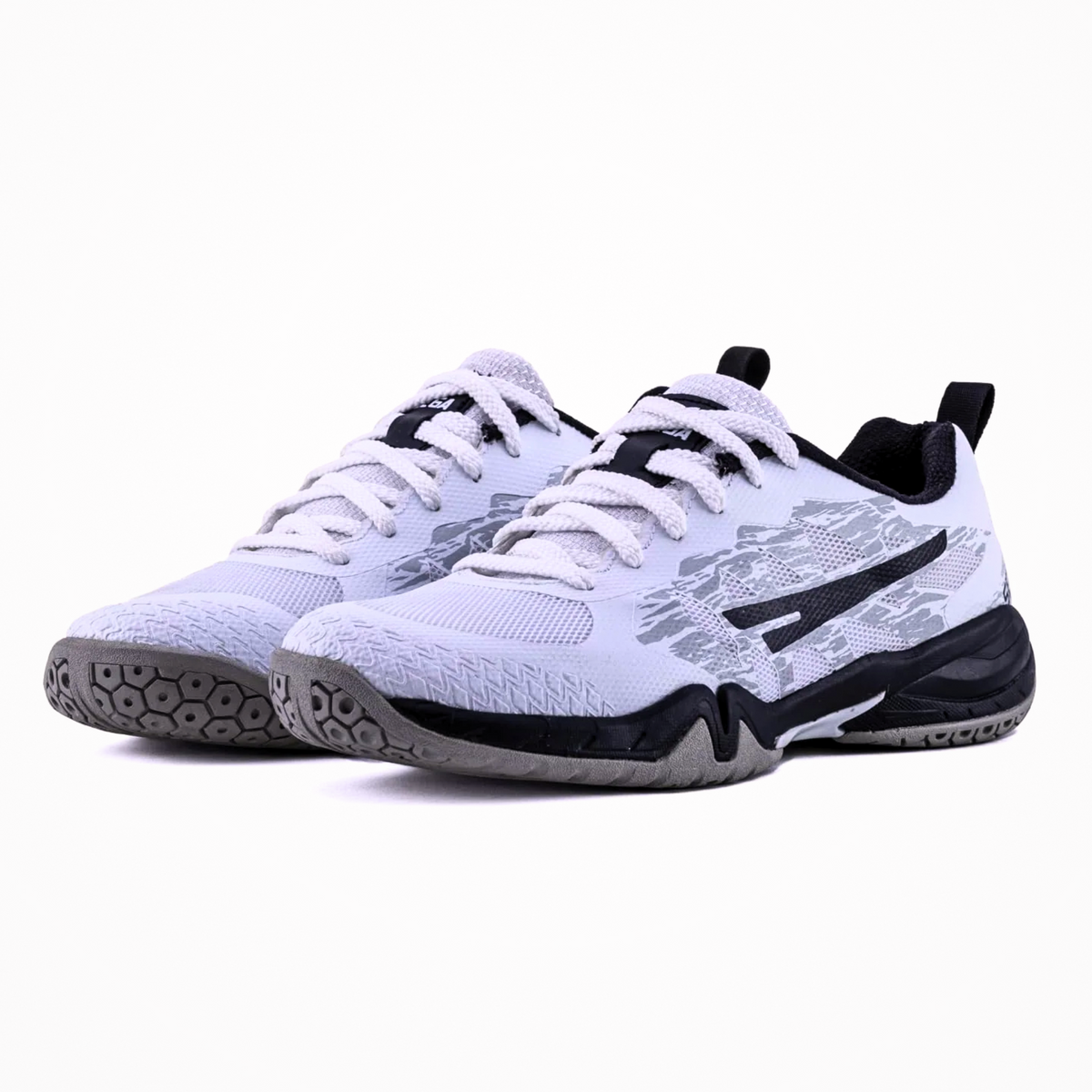 QUIVE SEGA RP24 court shoes, white pair in a front three-quarter view